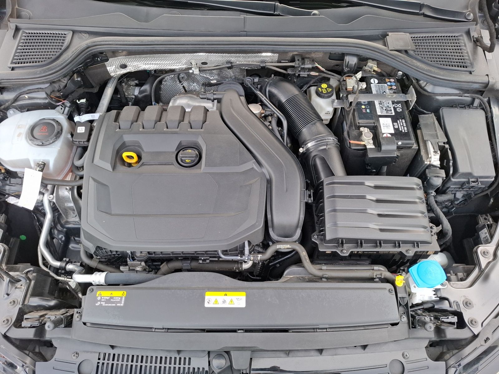 Fahrzeugabbildung Volkswagen Golf VIII TSI Life Matrix Navi AID ACC PDC SH LM