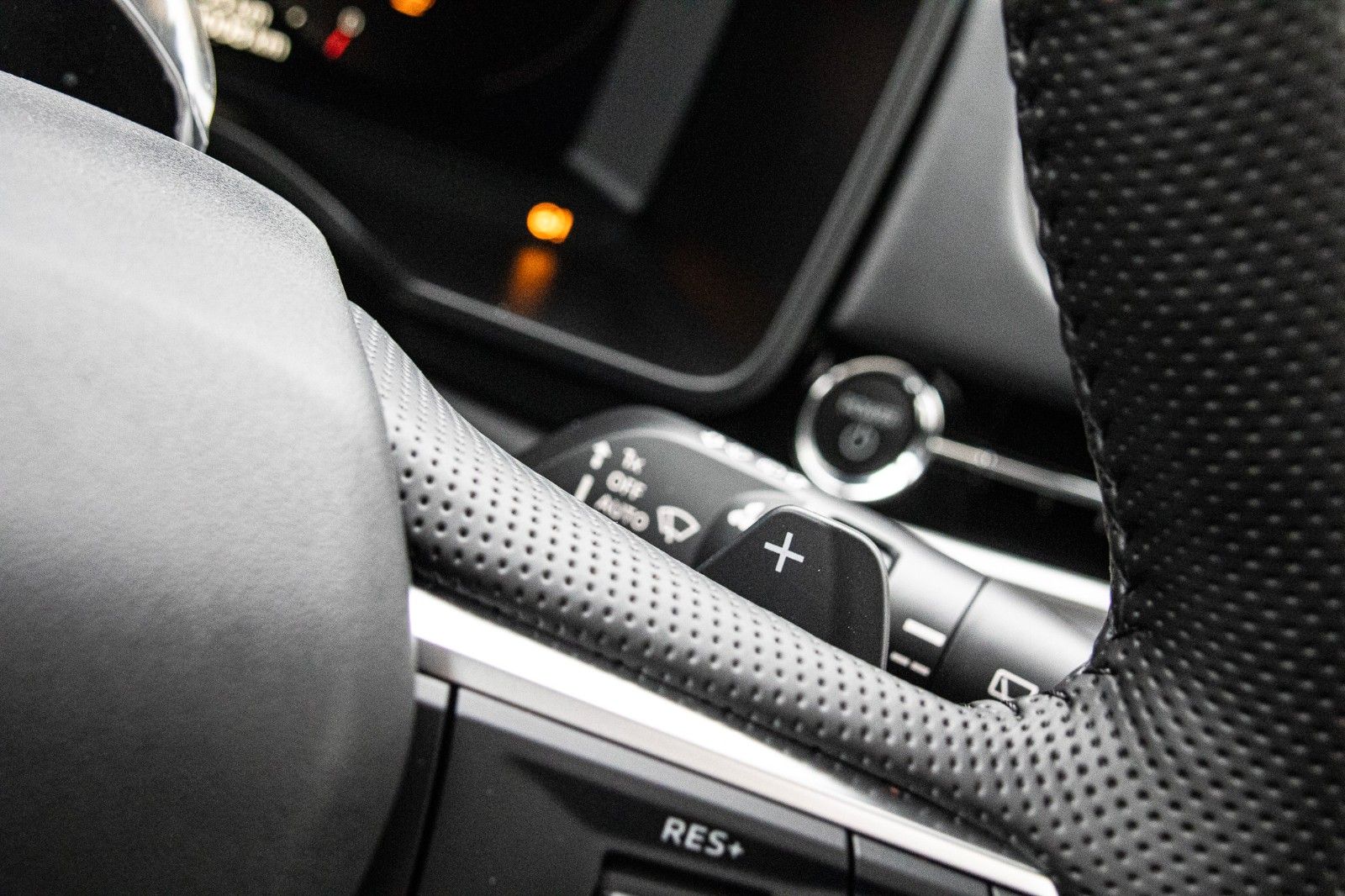 Fahrzeugabbildung Mitsubishi Outlander MY25  2.4 PHEV Top 4WD Leder Glasdach