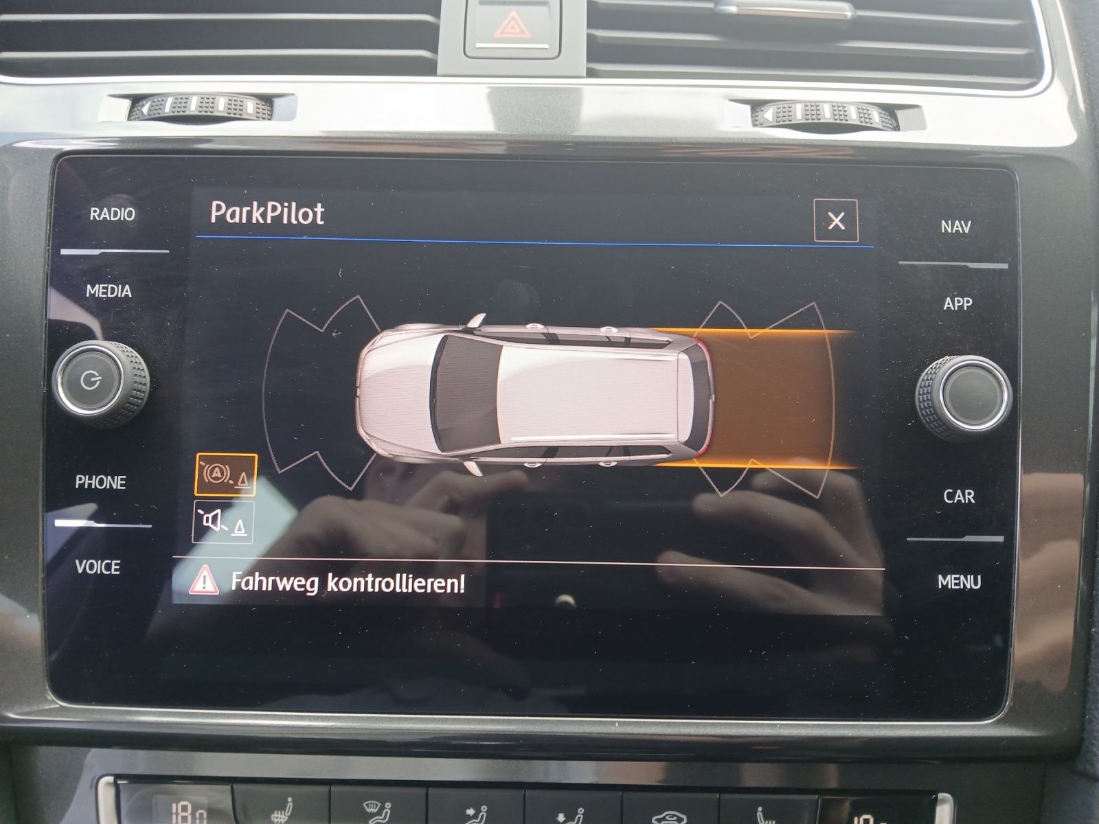 Fahrzeugabbildung Volkswagen Golf VII Variant TSI Comfortline LED Navi GRA PD