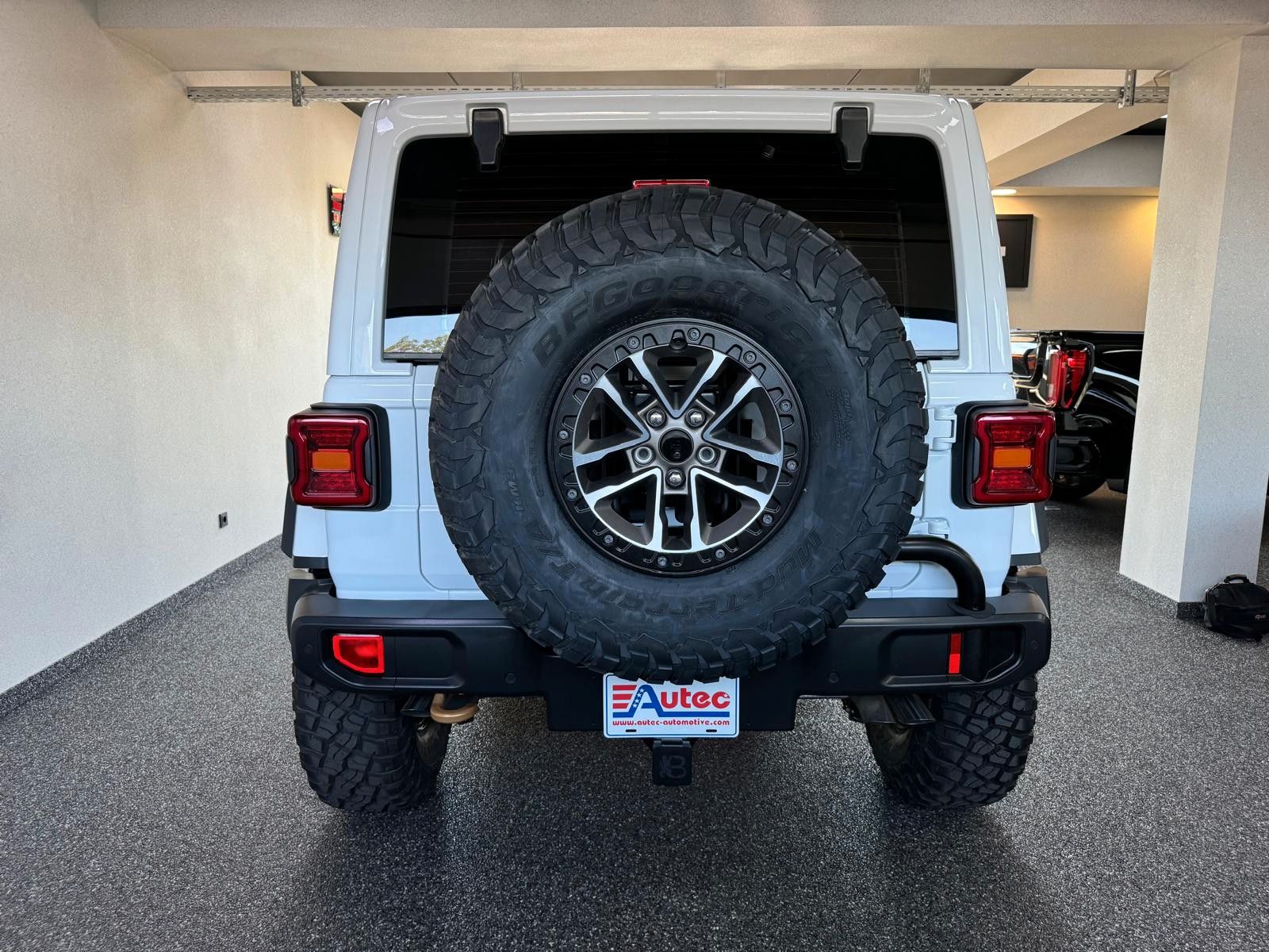 Fahrzeugabbildung Jeep RUBICON 392-V8-3" FAHRWERK-37" REIFEN-POWERSTEPS