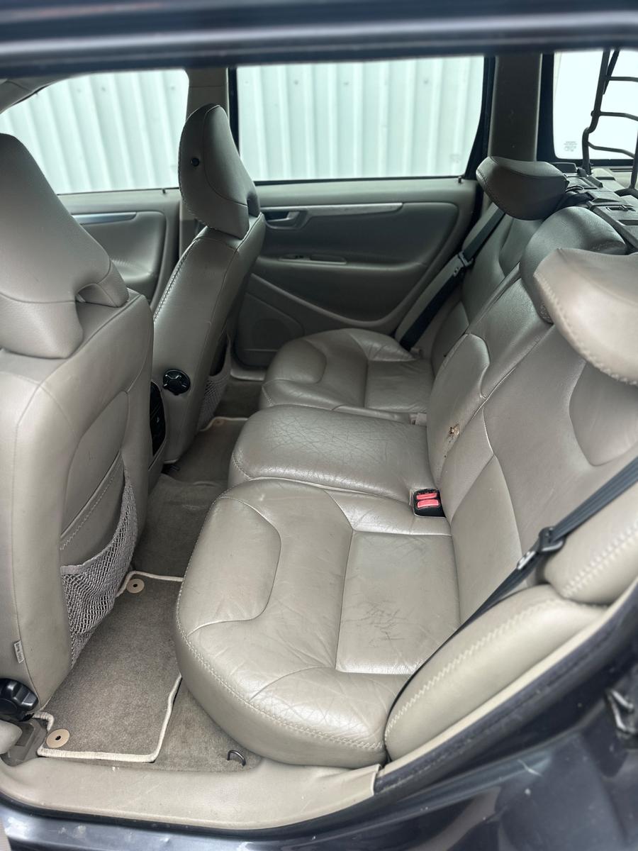 VOLVO XC70 D5 AWD 185 ch BVA 4X4 - ATTELAGE - CUIR - 260900 km