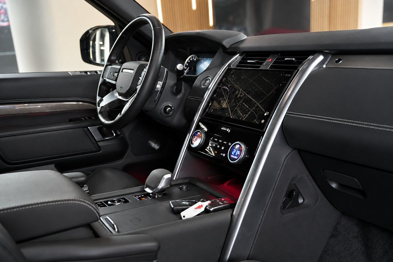 Fahrzeugabbildung Land Rover Discovery R-Dynamic AWD/7-SITZER/360'°Cam/AHK