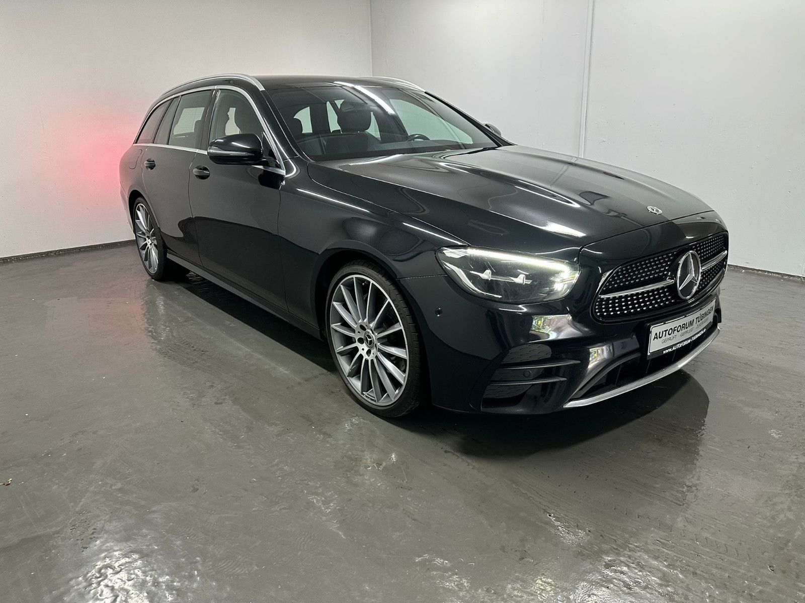 Fahrzeugabbildung Mercedes-Benz E 300 d 4MATIC T Autom * AMG-LINE*NAVI*AMBIL*