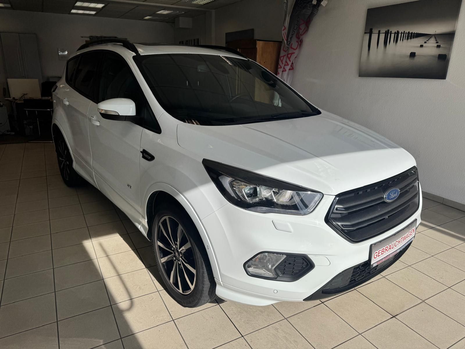 Fahrzeugabbildung Ford Kuga ST-Line / AHK/NAVI/KLIMA/8.FACH BEREIFT