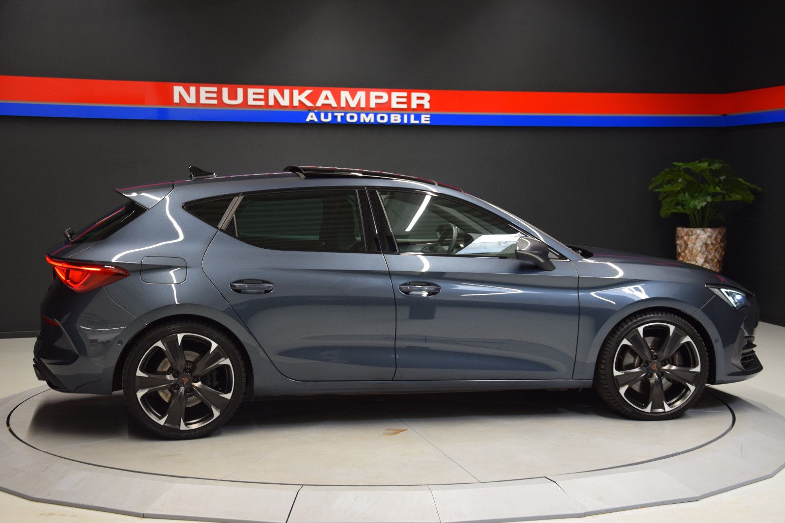 Fahrzeugabbildung CUPRA Leon VZ Pano ACC Schale Kamera 19"
