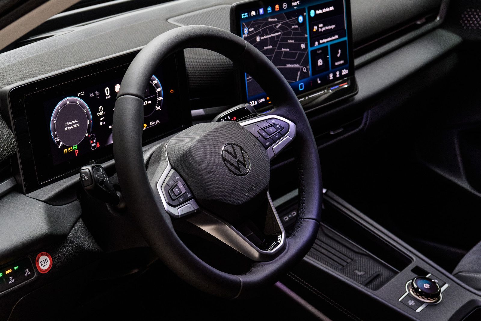 Fahrzeugabbildung Volkswagen T-Roc 1.5 eTSI  Style+IQ-Light+AHK+5 Jahre Gar.