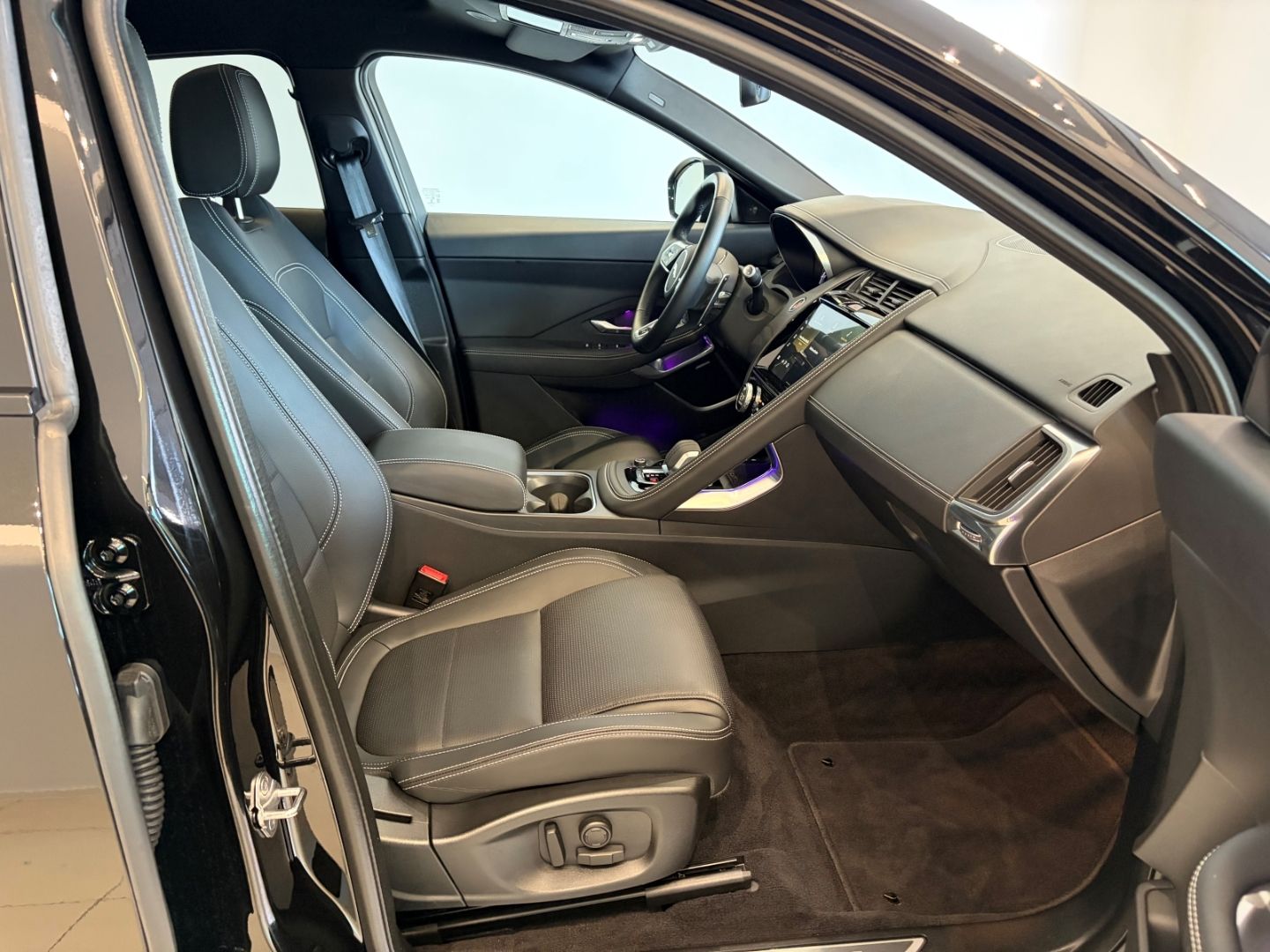 Fahrzeugabbildung Jaguar E-Pace R-Dynamic SE P300ePlug-In Hybrid Panorama