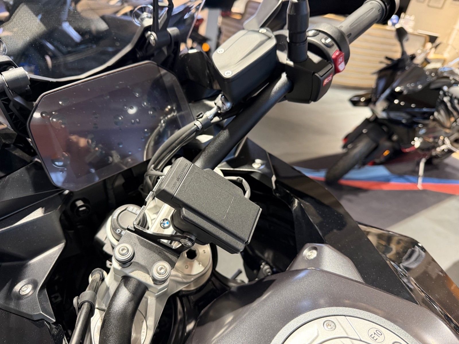 Fahrzeugabbildung BMW F 900 XR Triple Black 2 Pakete+ M-Kette/ Extras