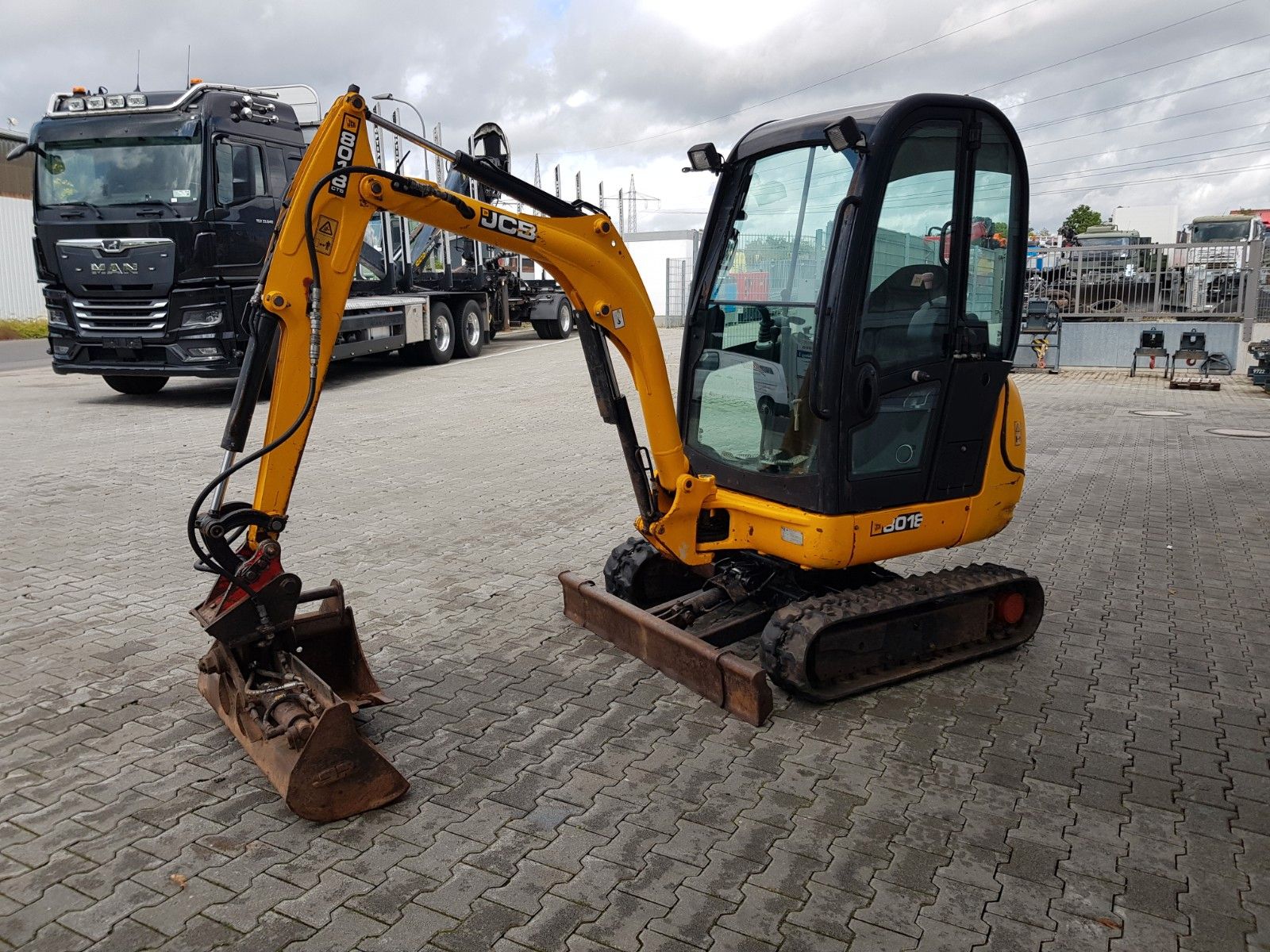 Fahrzeugabbildung JCB 8018 / 3.420h / hydrl. Grabenräumer / Tieflöffel