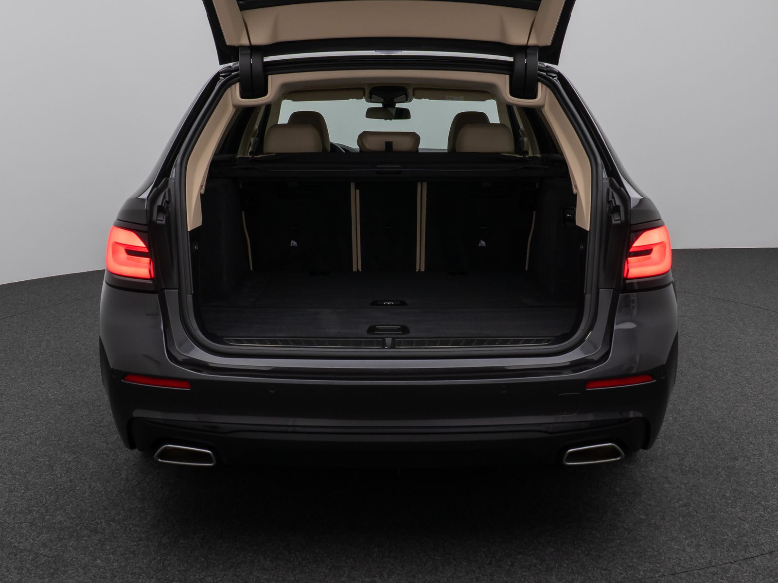 Fahrzeugabbildung BMW 520d Kamera HUD DAB CockPitPro Sitzhzg Alarm LED