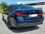 BMW 545e xDrive MSport TANSANITBLAU / 8-fach Räder - : Metallic, Tansanitblau