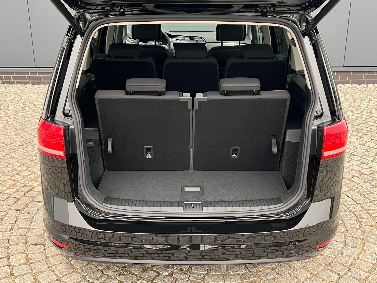 Fahrzeugabbildung Volkswagen Touran Comfortline 1.5 TSI DSG *LED, AHK, 7 Sitz