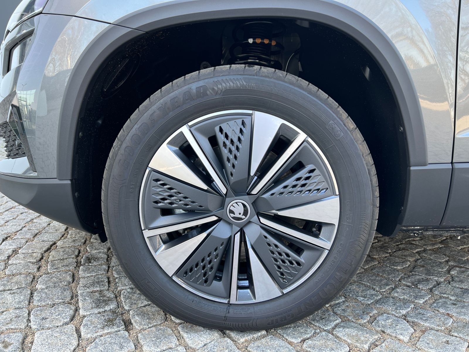 Fahrzeugabbildung SKODA Karoq Tour 1.5 TSI DSG *AHK, 17" LM-Felge, Navi,