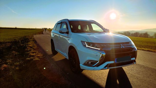 Mitsubishi Outlander 2.4 MIVEC PLUG-IN HYBRID 4WD Intro Ed.