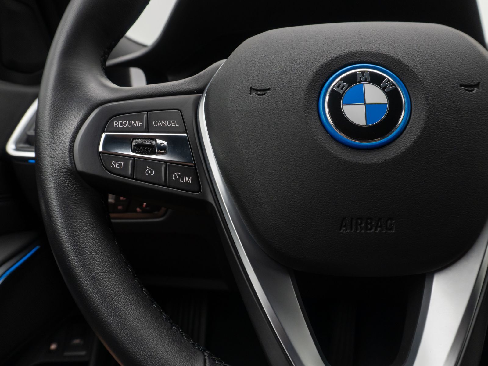 Fahrzeugabbildung BMW 320e Sport Line DAB HiFi CockPitPr Alarm PDC LED
