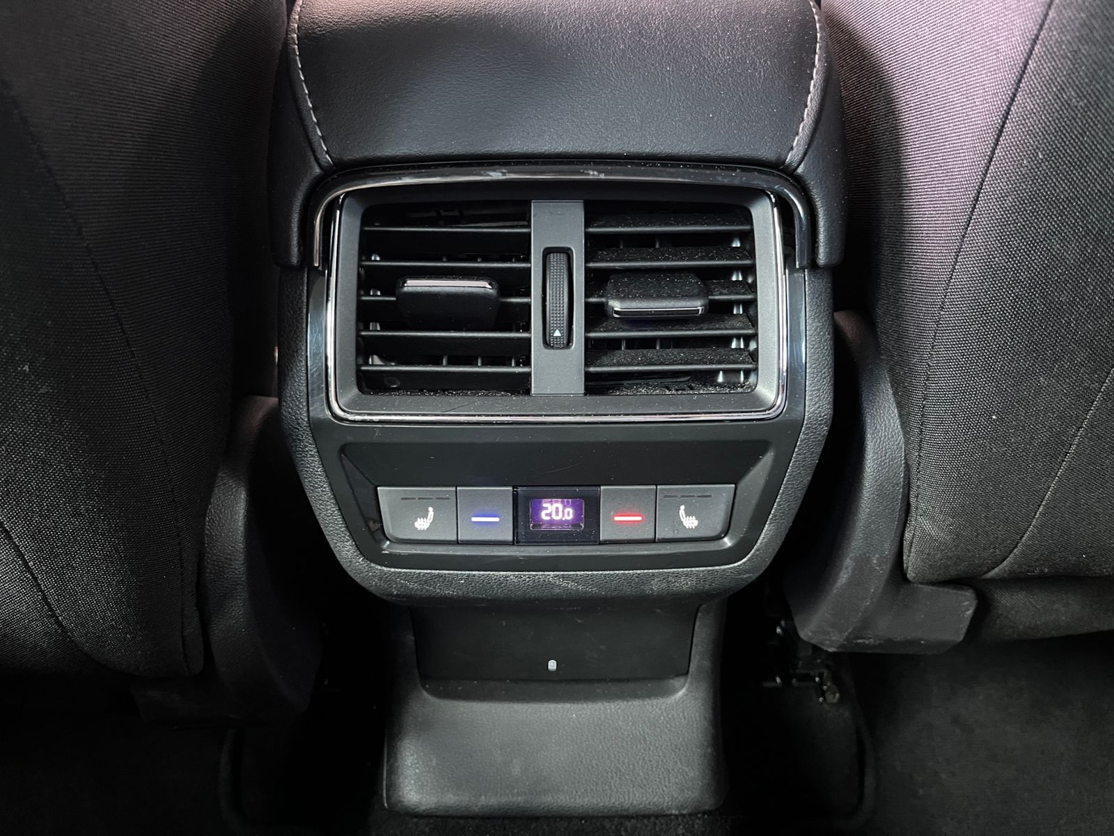 Fahrzeugabbildung SKODA Karoq Clever ACC RFK LED NAVI