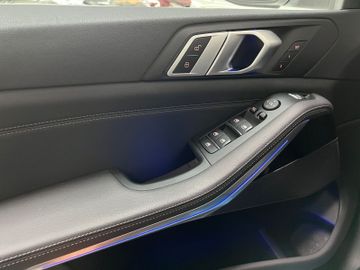 Fahrzeugabbildung BMW X5 xD40i Panorama Kamera Alarm AHK AdLED M Sport