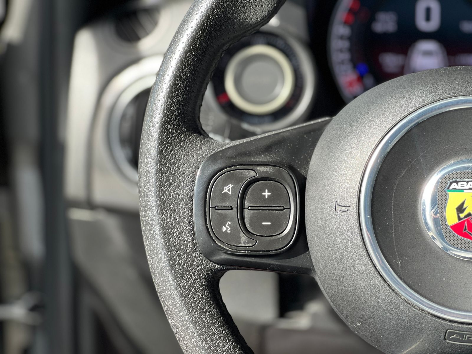 Fahrzeugabbildung Abarth 595 Skydome PANO XEN NAV SHZ PDC ALU