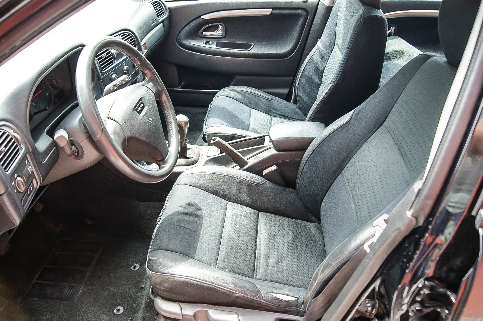 Fahrzeugabbildung Volvo V40 1.8i KLIMA XENONLICHT 2.HAND GEPFLEGT