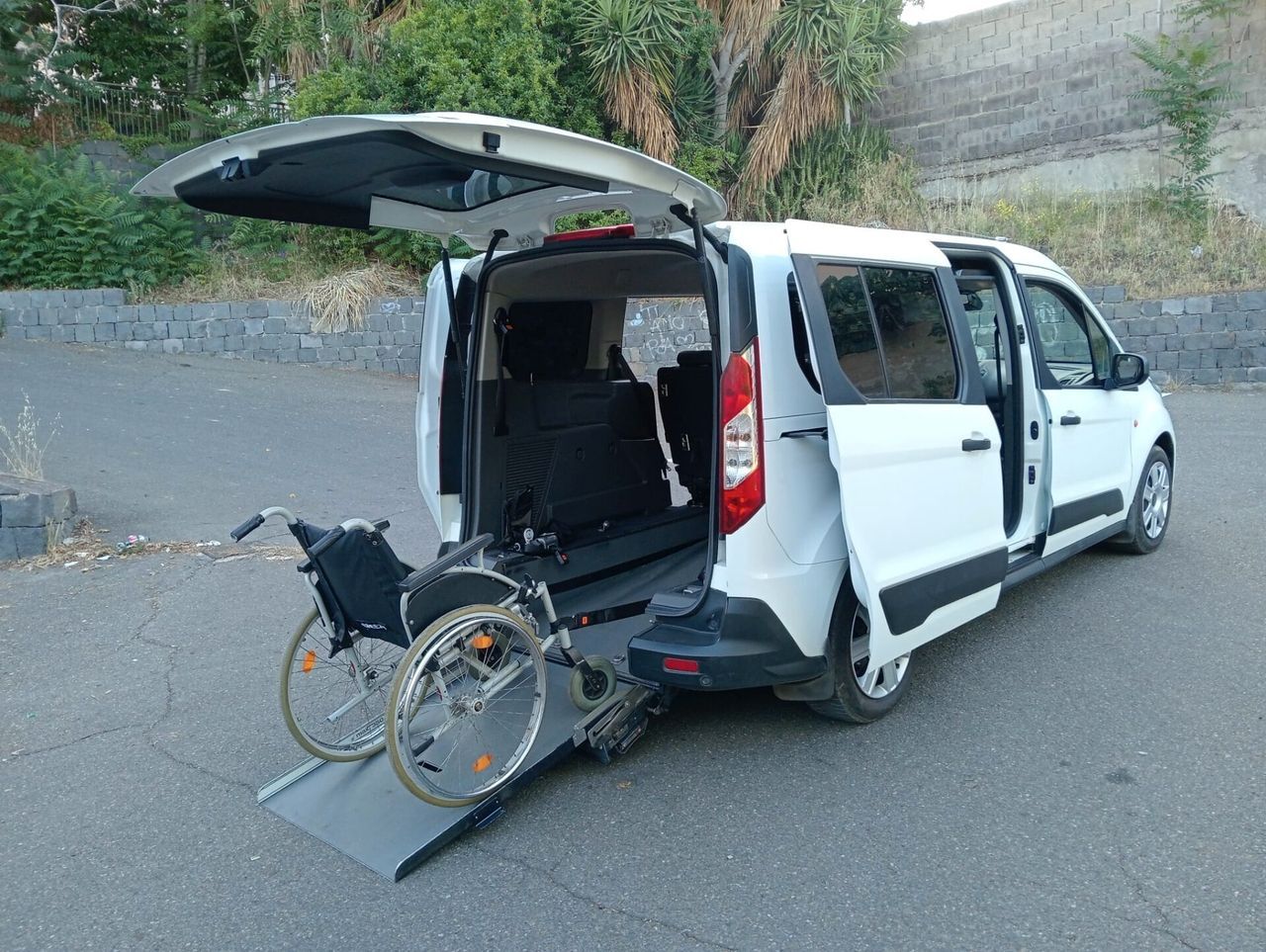 Ford Transit Connect Pianale ribassato con rampa