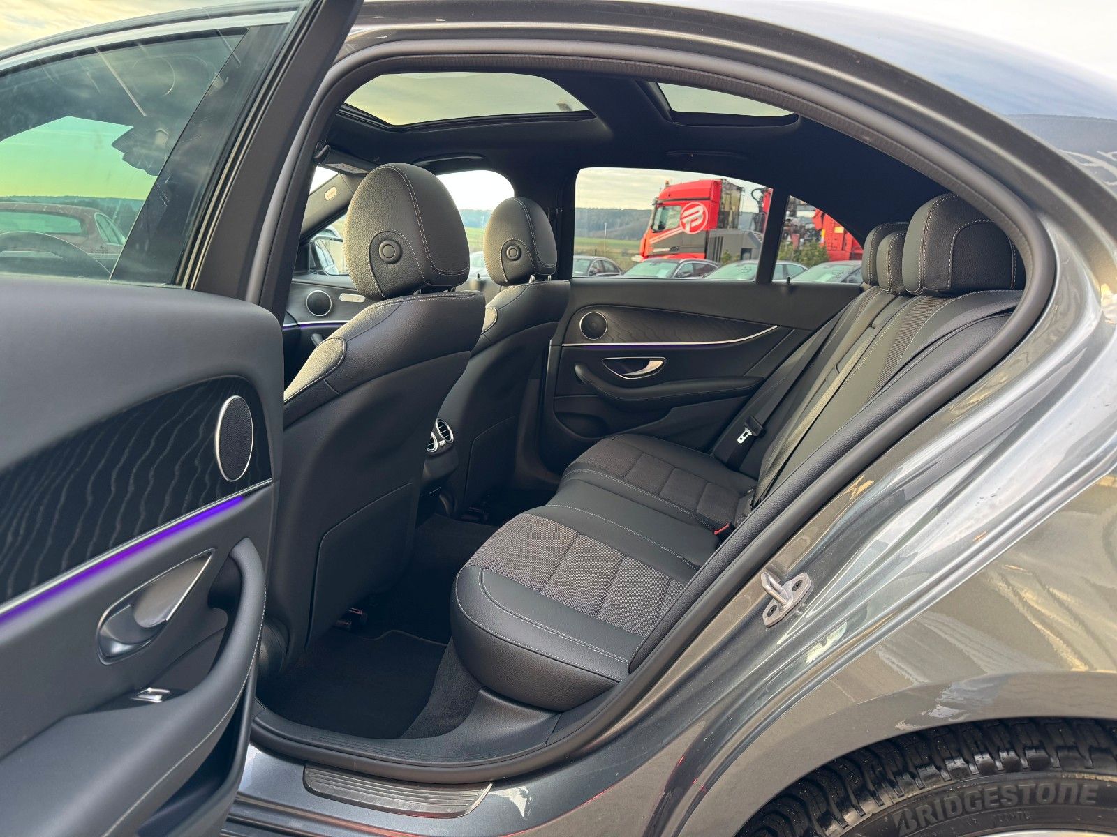 Fahrzeugabbildung Mercedes-Benz E 220d Avantgarde+Distr+Pano+AHK+MultiB+Ambiente