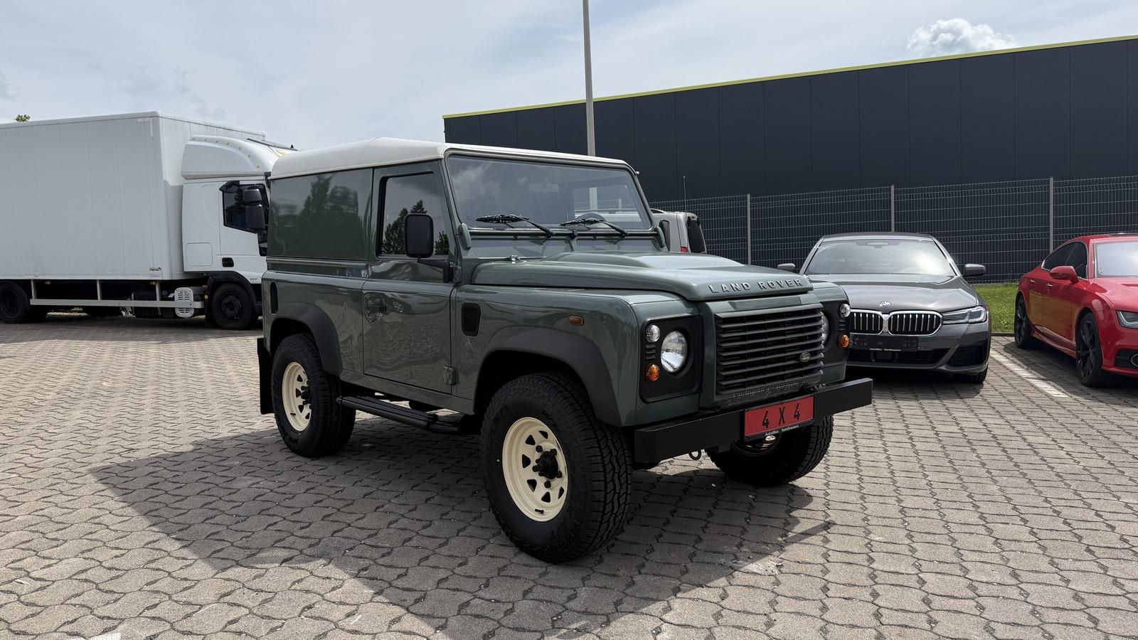 Land Rover Defender 90 E