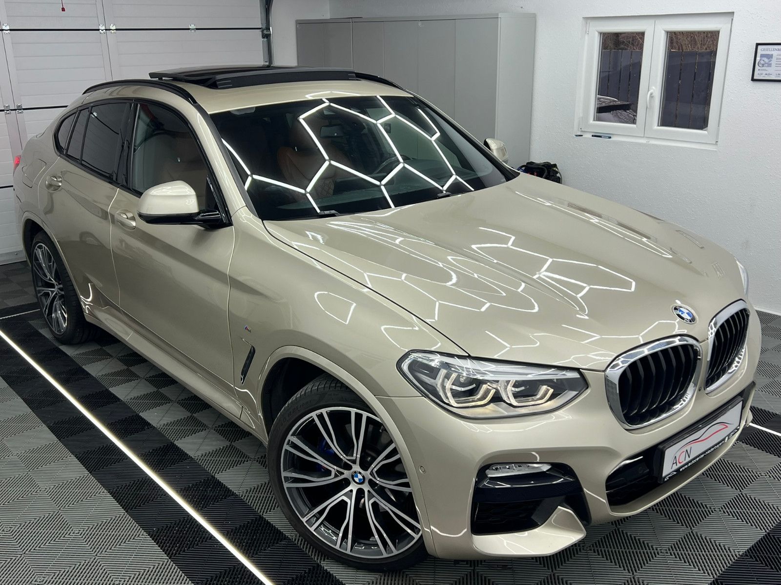 Fahrzeugabbildung BMW X4 xDrive 30 i M SPORT/ACC/H&K/HuD/PANO/DE FZG
