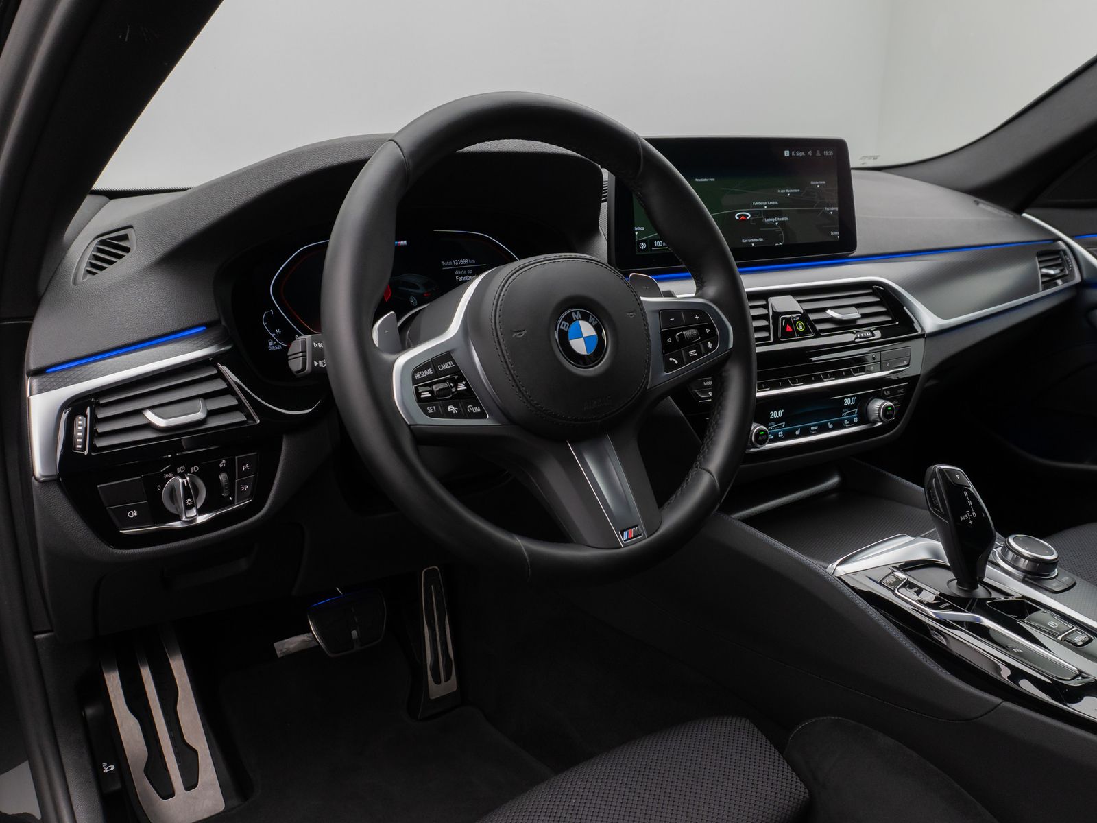 Fahrzeugabbildung BMW 520d xD M Sport Kamera HUD DAB HiFi Stop&Go AHK