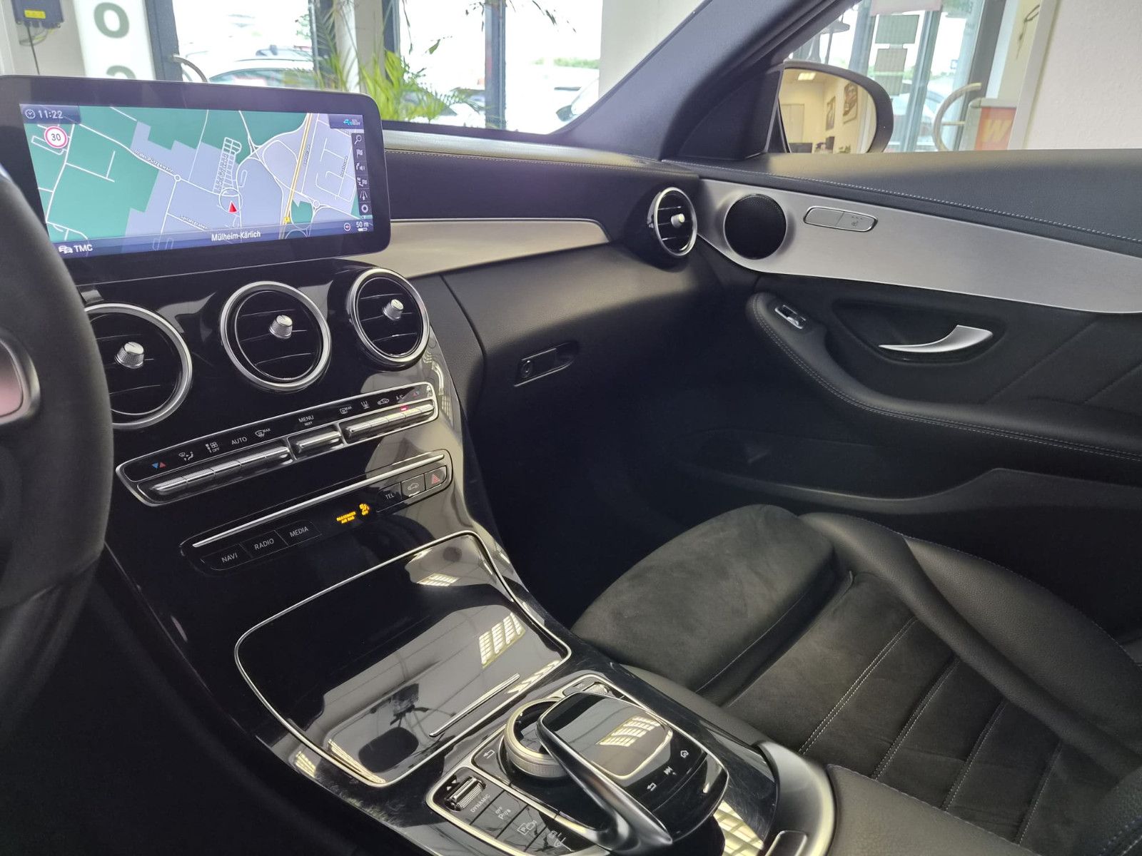 Fahrzeugabbildung Mercedes-Benz C 300 e Limousine/HIGH PERF. / KAMERA / AMG