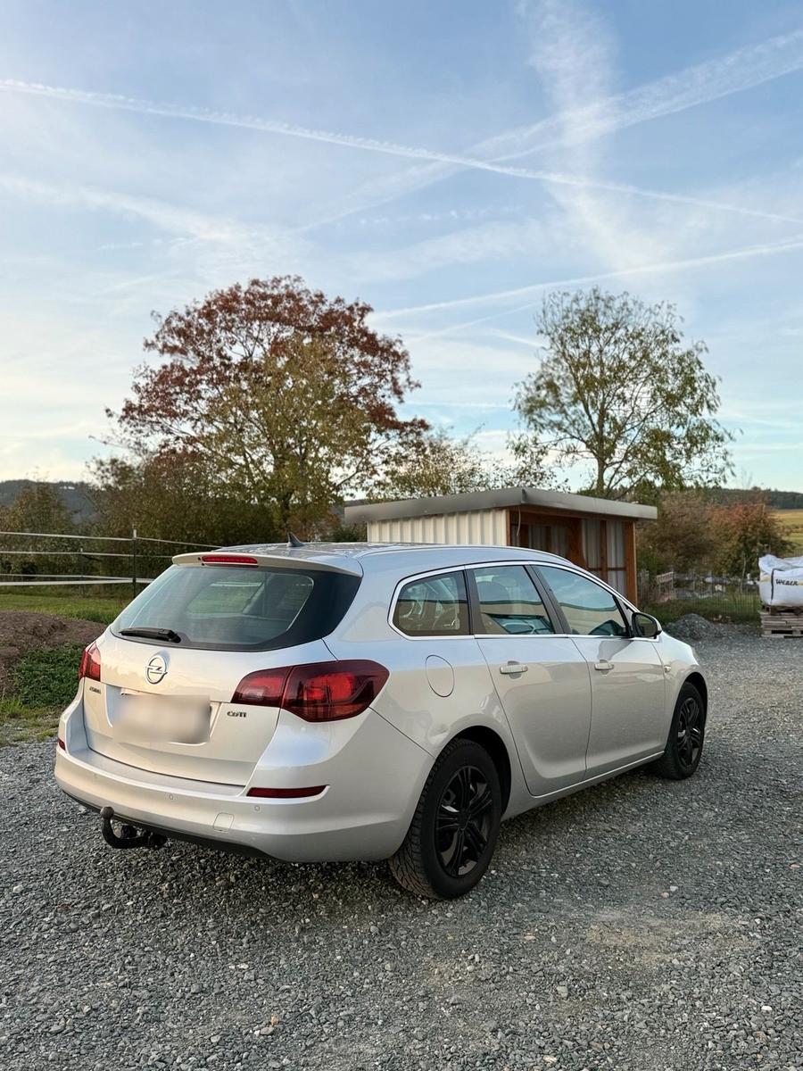 Opel Astra 2011 — photo 5