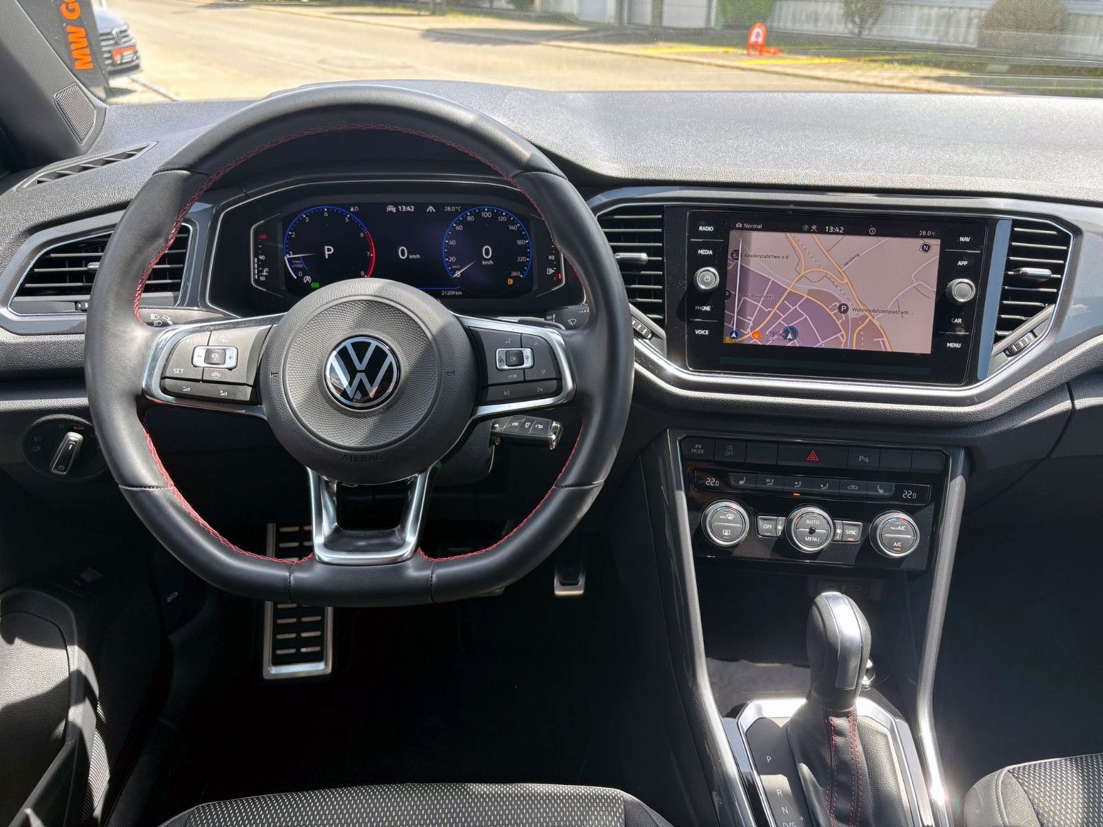 Fahrzeugabbildung Volkswagen T-Roc 1.5TSI R-Line DSG ACC KAM AHK LED NAV BT