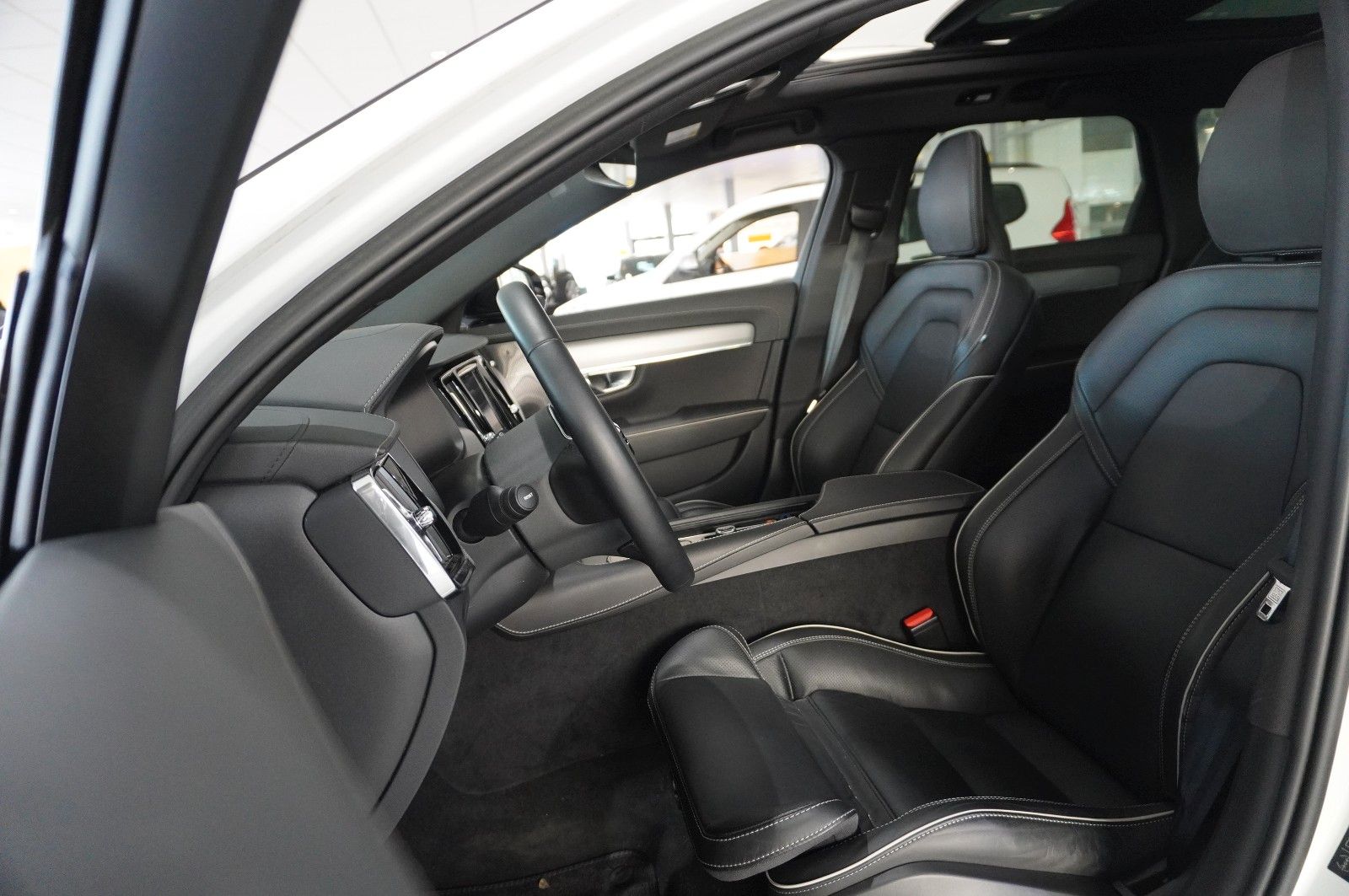 Fahrzeugabbildung Volvo V90 Kombi B4 PLUS DARK NAVI/LED/KAMERA/PANO./H&K