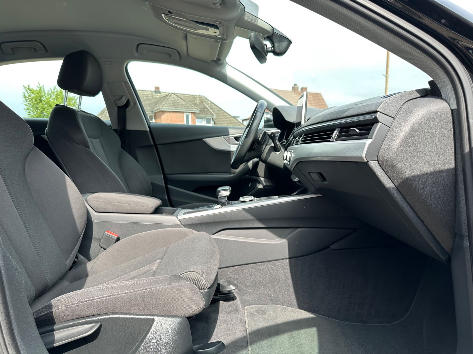 Fahrzeugabbildung Audi A4 35 TFSI sport S Line Navi/LED/GRA/GJR/18"