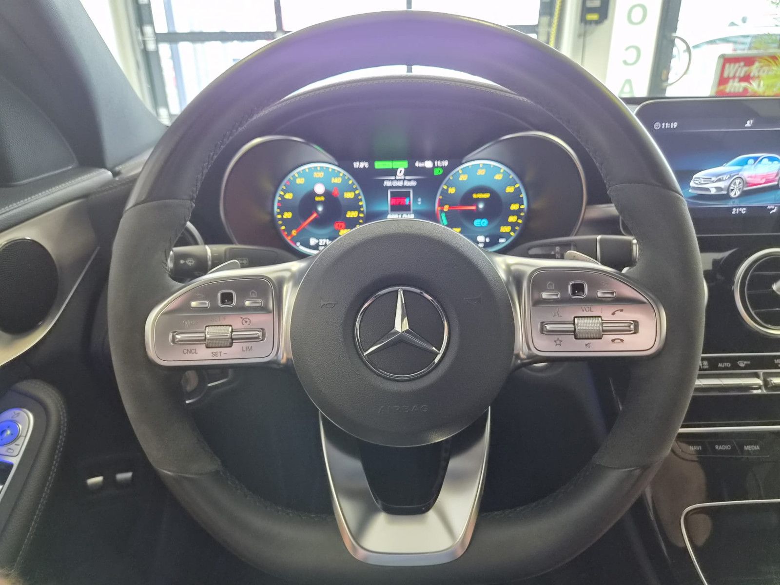 Fahrzeugabbildung Mercedes-Benz C 300 e Limousine/HIGH PERF. / KAMERA / AMG