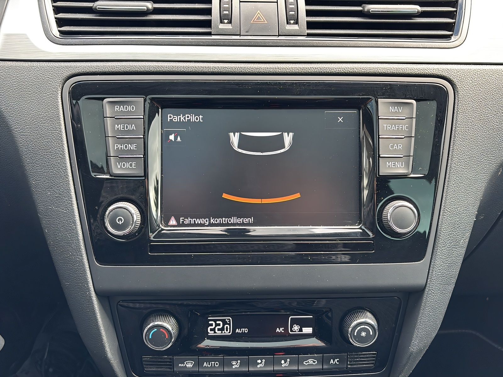 Fahrzeugabbildung SKODA Rapid 1.2i Edition NAVI PANORAMA XENON DAB PDC