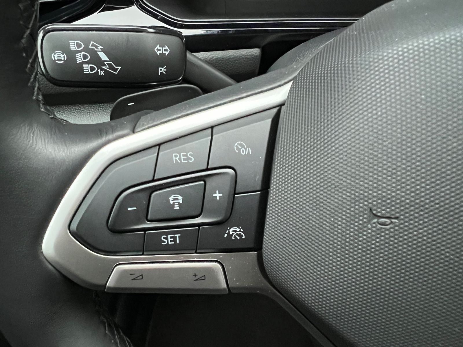 Fahrzeugabbildung Volkswagen T-Roc Style 1.5 TSI DSG *AHK, LED, BlackStyle, 1