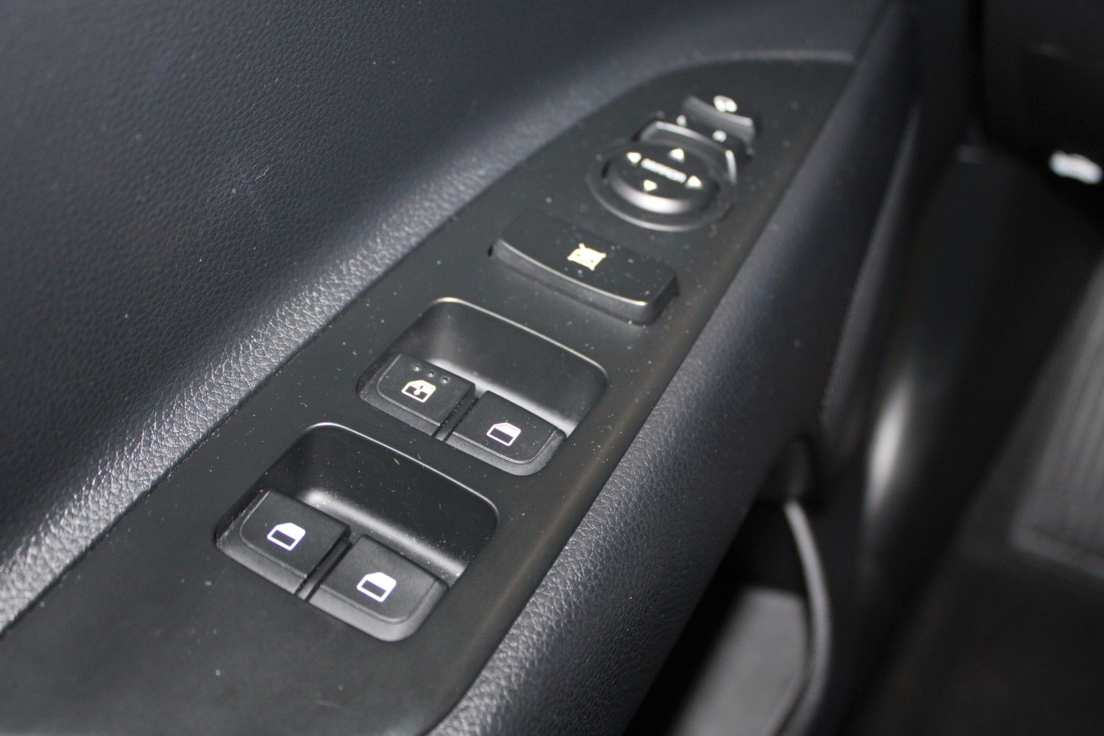 Fahrzeugabbildung Kia Stonic KLIMAAUTO Kamera PDC DAB SHZ LHZ 1.Hand