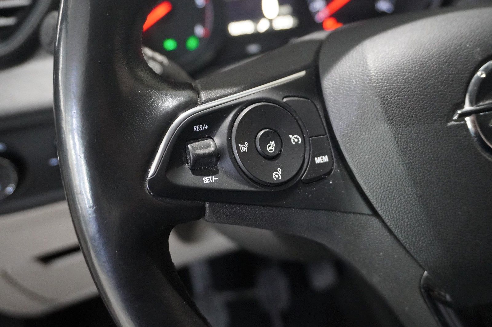 Fahrzeugabbildung Opel Grandland (X) 1.6D DYNAMIC NAVI/LED/360°/SH/GRIP