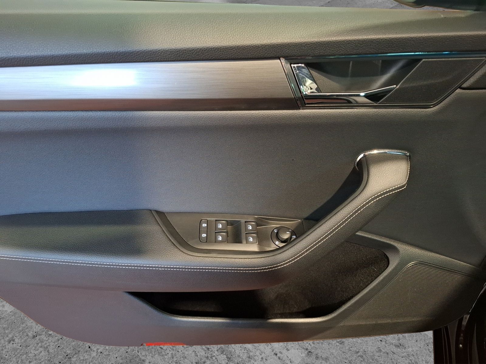 Fahrzeugabbildung SKODA Superb Combi TDI Style DSG Matrix Navi PDC SH LM