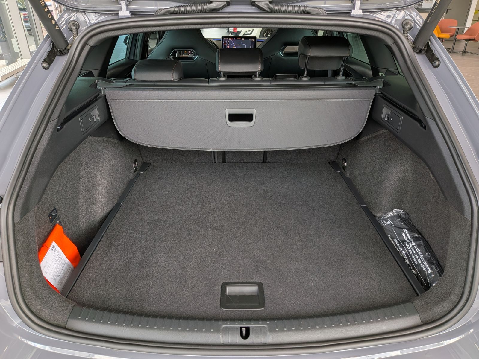 Fahrzeugabbildung CUPRA Leon 1.5 eTSI DINAMICA MATRIX ACC PANO AHK 5J-Ga