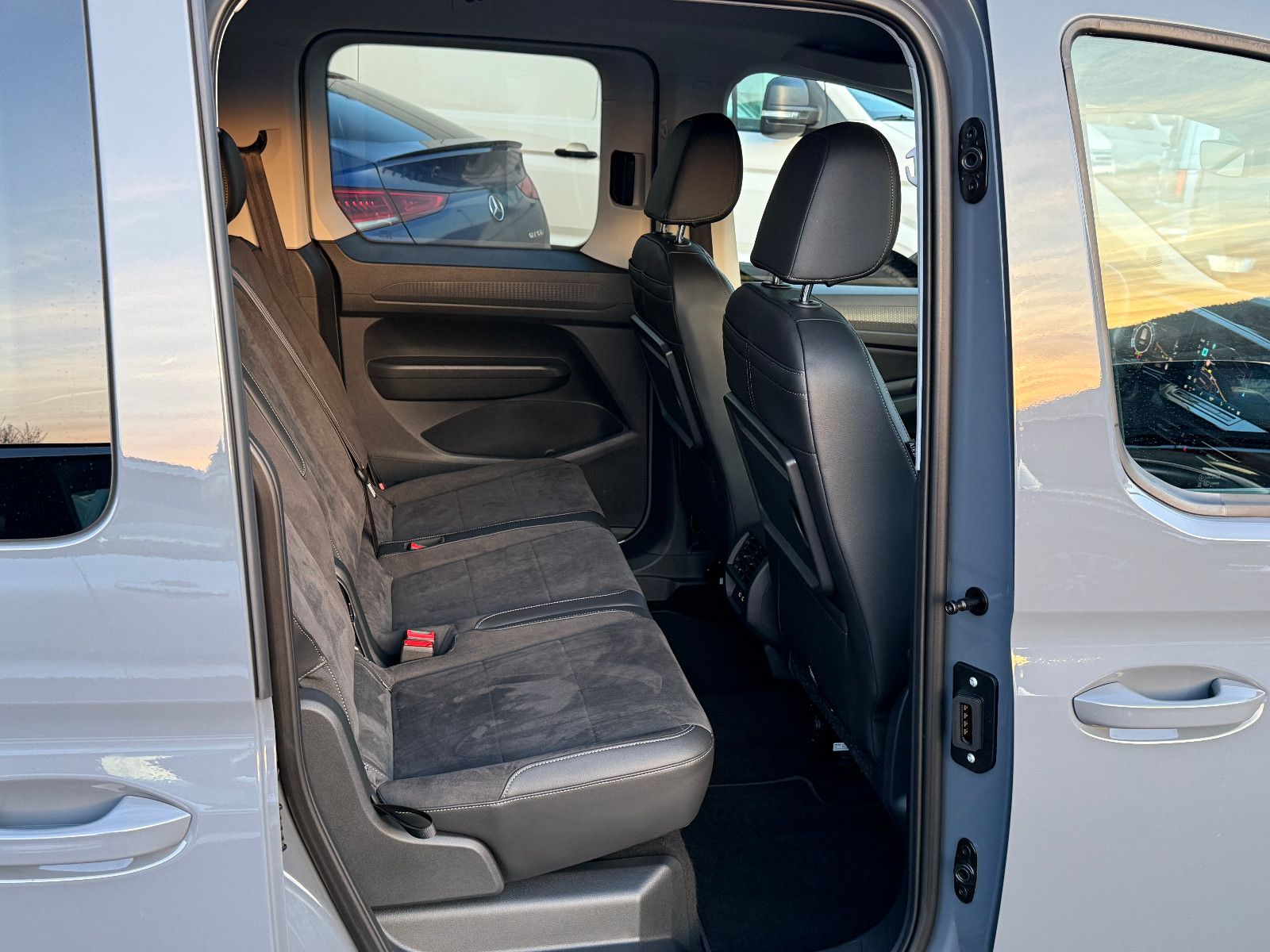 Fahrzeugabbildung Volkswagen Caddy Style TSI DSG ACC AHK Navi LED Kamera SHZ