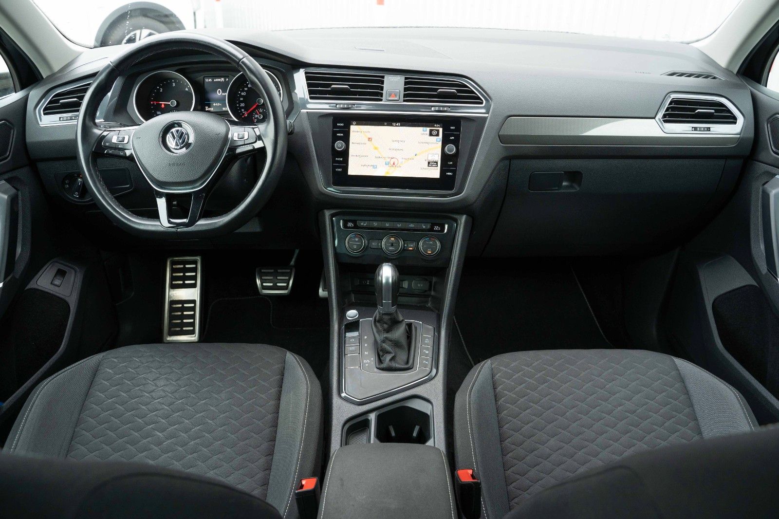 Fahrzeugabbildung Volkswagen TIGUAN R-LINE 2.0 TDI DSG LED KAM LANE TEMP ACC