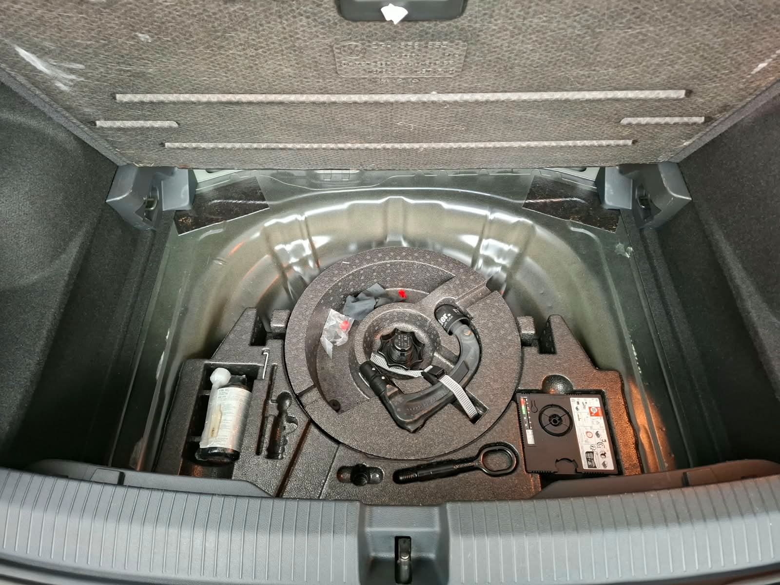 Fahrzeugabbildung Volkswagen T-Roc R-Line 1.5 TSI 6-Gang +AHK +LED+ACC+Kamera