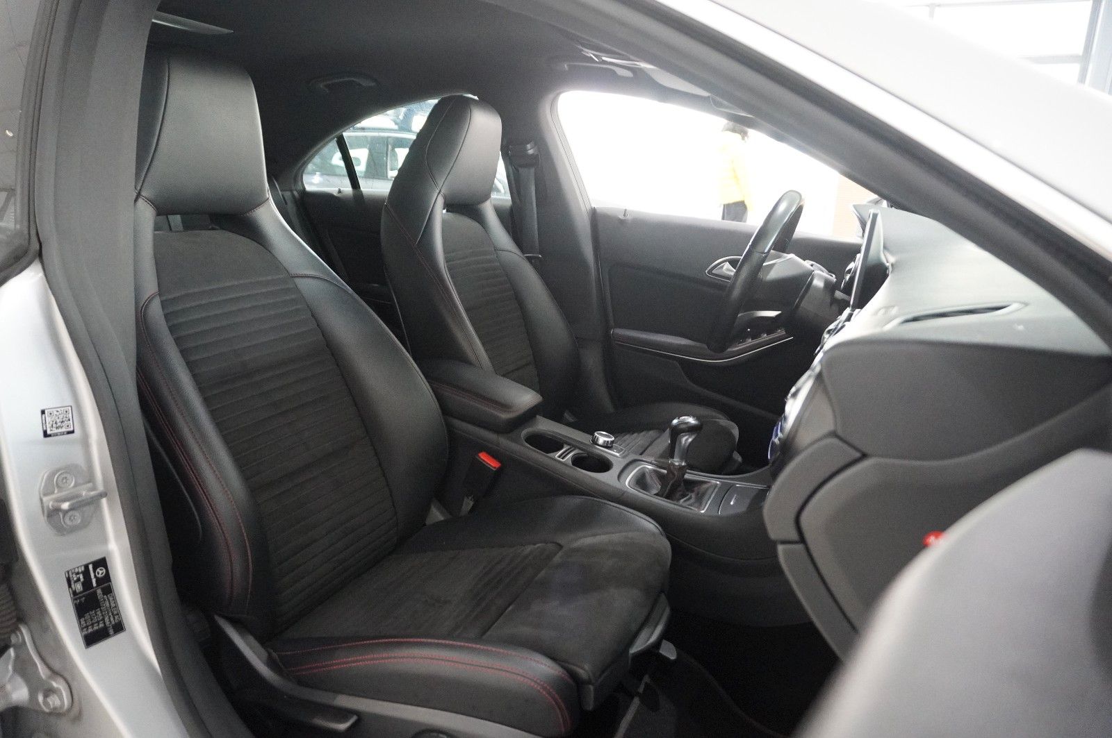 Fahrzeugabbildung Mercedes-Benz CLA 180 COUPE AMG LINE NAVI/LED/SPORT/TEMP./AMG