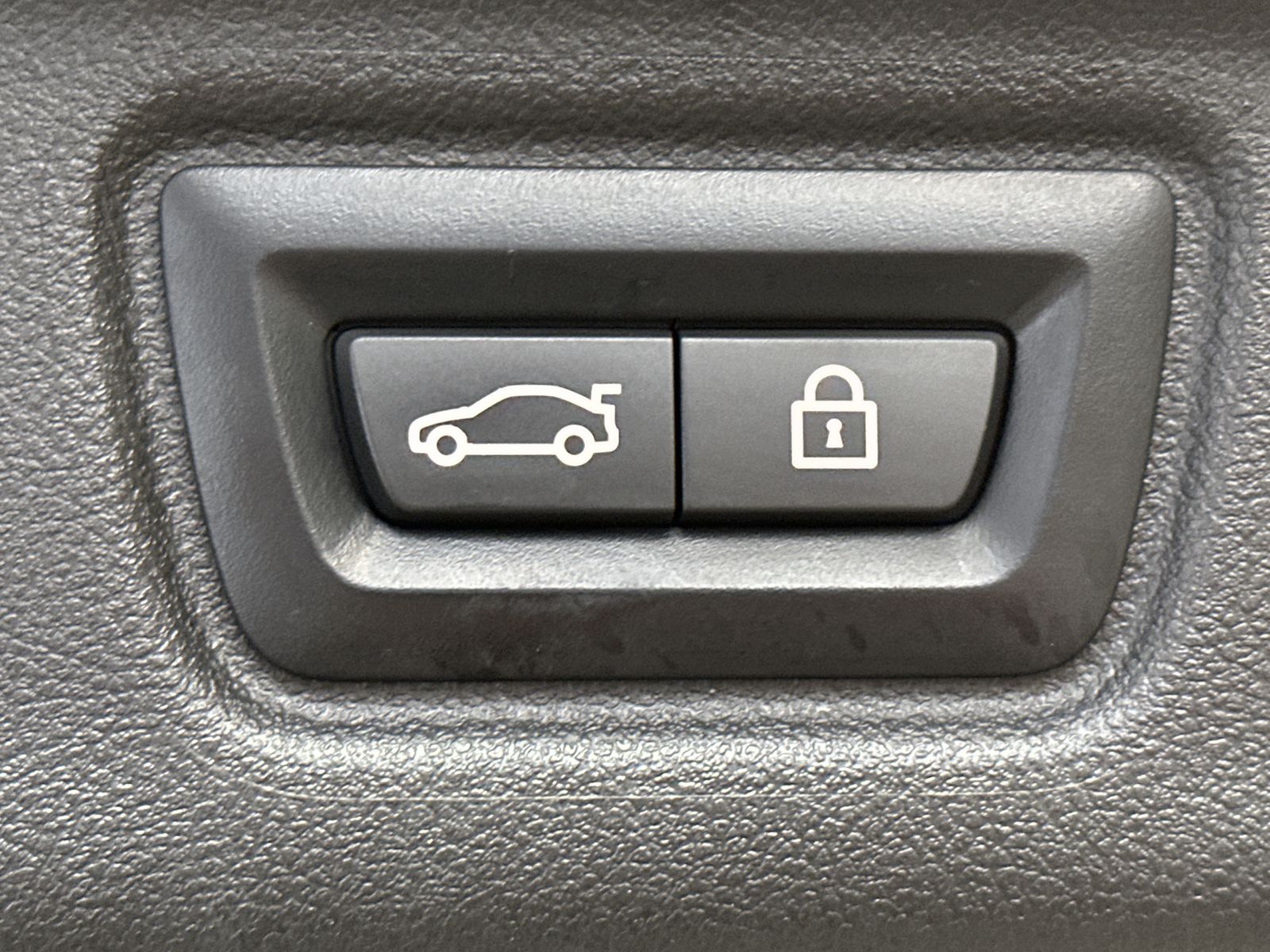 Fahrzeugabbildung BMW 320d Touring xDrive M-Sport NAV+LASER+H&K+PANORA