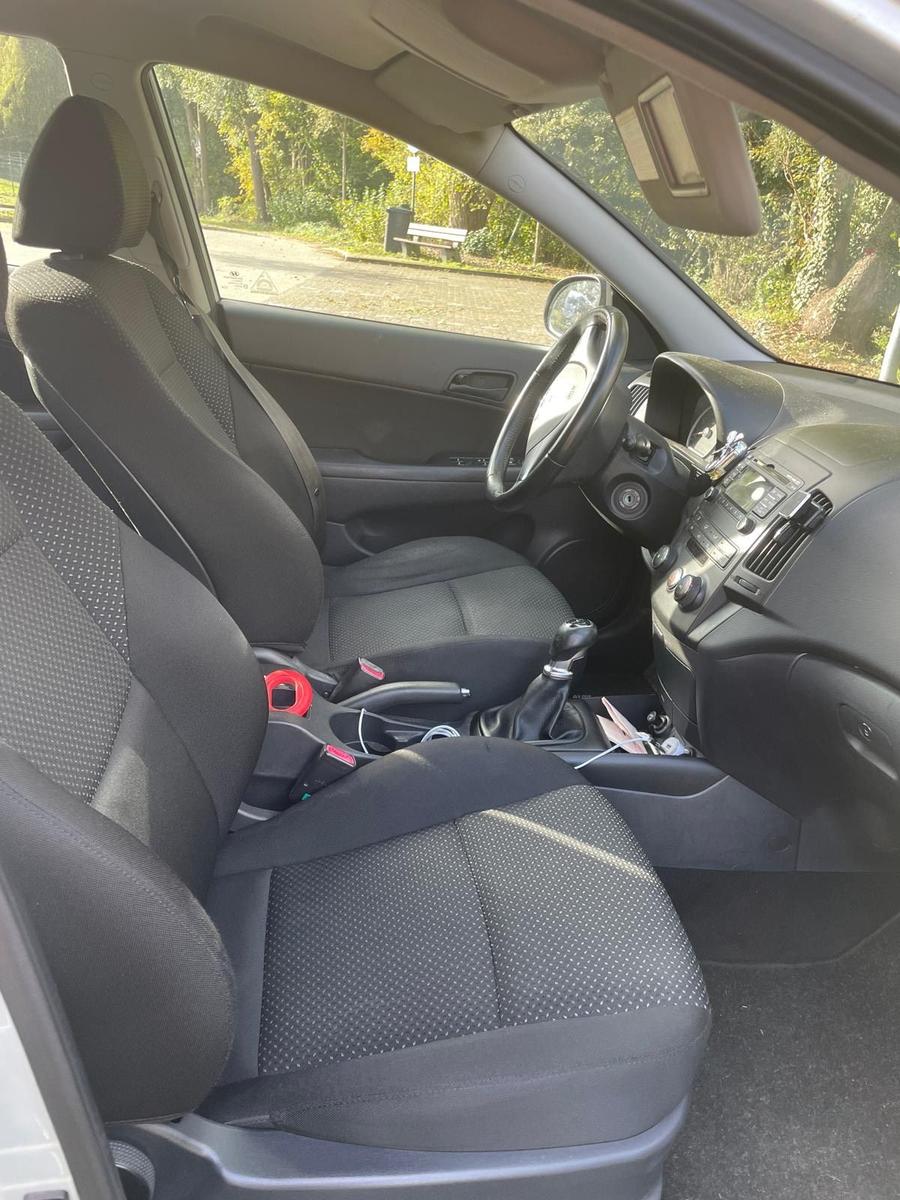 Hyundai i30 2010 — photo 10
