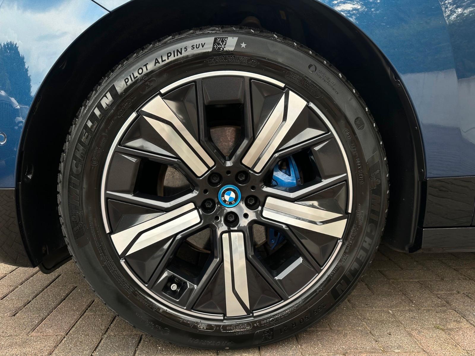 BMW iX xDrive40 M Sport PANO-SKY*AHK*DA-Prof*360°