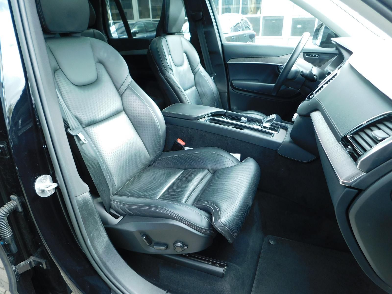 Fahrzeugabbildung Volvo XC90 B5 D Plus Dark