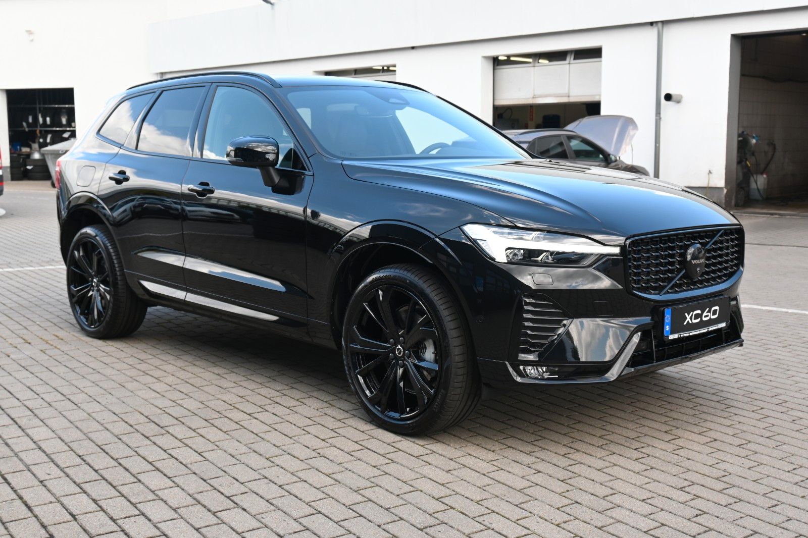 Fahrzeugabbildung Volvo XC60 B5B AWD Plus Black Edition*STDHZG*LUFT*360°