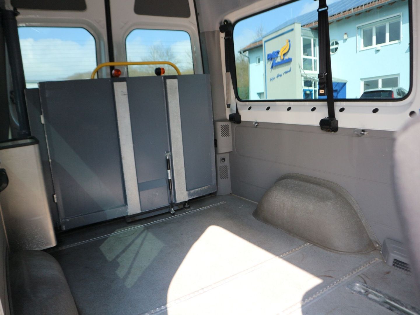 Fahrzeugabbildung Volkswagen Crafter 35 Behindertengerecht Rollstuhl-Rampe